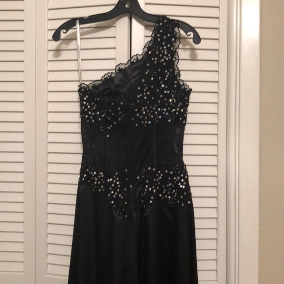 Formal dress - Picture 4 of 4
